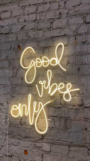 霓虹燈牌在磚牆上寫著 good vibes only