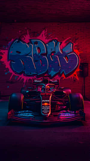 紅牛車隊F1賽車在塗鴉磚牆前閃爍霓虹燈光 — 1440x2560 壁紙