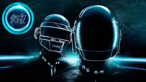 Daft Punk 在發光頭盔中，帶有霓虹藍光，背景為黑暗。