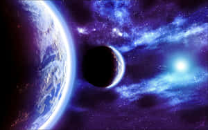 一顆藍色行星和黑暗的月球在紫色星雲中繞著一顆明亮的恆星運行。