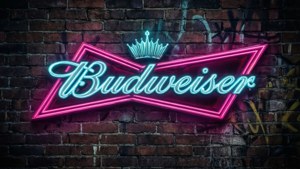 Budweiser霓虹燈牌在帶有塗鴉的磚牆上