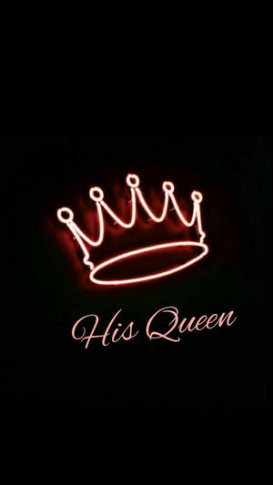 霓虹皇冠，帶有 His Queen 文字，在黑暗中發出紅光。