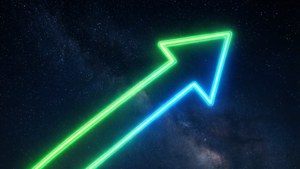 一個明亮的綠色和藍色霓虹箭頭指向星空。 — 霓虹美學 壁紙