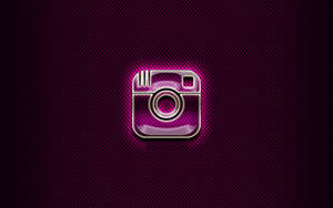 發光的Instagram標誌圖標在深色紋理紫色背景上。