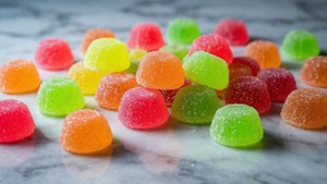 大理石表面上帶有糖衣的彩色軟糖