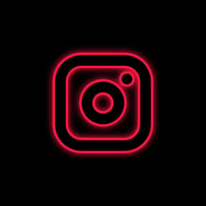 一個發光的紅色霓虹燈Instagram標誌在黑色背景上。