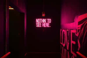 一條黑暗的走廊，有一個發光的粉紅色霓虹燈牌，上面寫著「NOTHIN' TO SEE HERE...」。