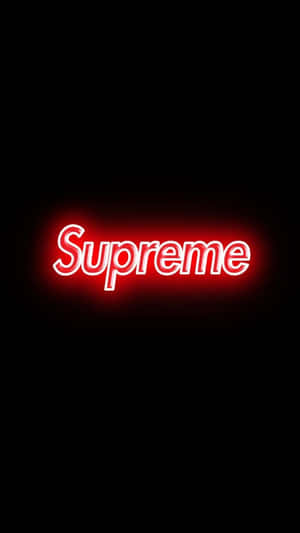 紅色霓虹燈 Supreme 標誌在黑色背景上發光。