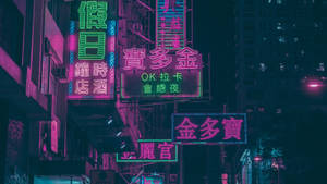 霓虹燈以粉紅色和綠色色調照亮了夜晚密集的城市天際線。