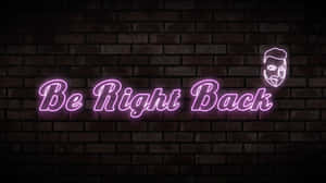 夜間磚牆上寫著「Be Right Back」並帶有臉部圖標的紫色霓虹燈牌。