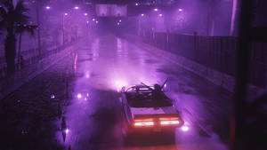 紫色霓虹燈反射在潮濕的路面上，一輛跑車在夜晚行駛在雨中的城市街道上。 — 酷車 壁紙