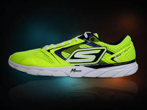 螢光黃色Skechers跑鞋，帶有黑色和白色細節，置於深色反射表面上。