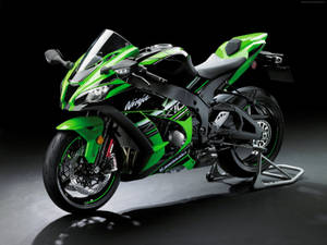 綠色黑色Kawasaki Ninja跑車電單車喺攝影棚展出。