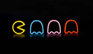 四個發光的 Pac-Man 角色，分別為黃色、藍色、粉紅色和橙色，在黑色背景上。