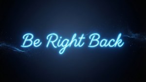 在黑暗太空背景上，帶有閃爍粒子的霓虹藍色發光文字寫著 Be Right Back。
