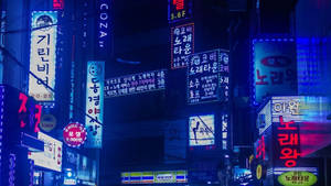韓文霓虹招牌照亮了夜晚繁忙的街道。
