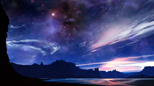 在充滿活力的宇宙夜空下，星雲和星光在水面上反射的山脈輪廓。 — 霓虹藍色美學 壁紙