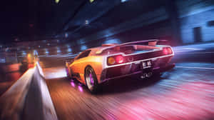 金色跑車在夜間霓虹燈隧道中疾馳，帶有動態模糊效果。