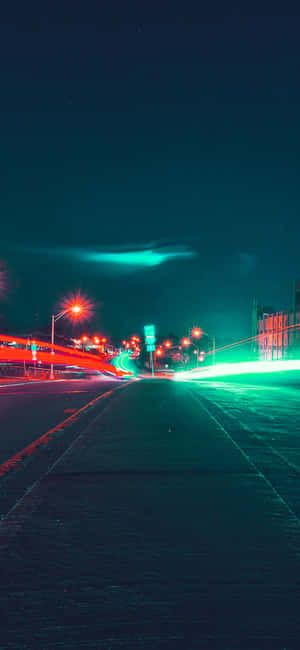 霓虹光軌劃過夜晚黑暗的城市道路。