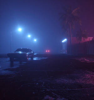 一輛肌肉車在夜晚行駛在霧濛濛的霓虹燈街道上，伴隨著棕櫚樹和發光的燈光。 — 酷車 壁紙