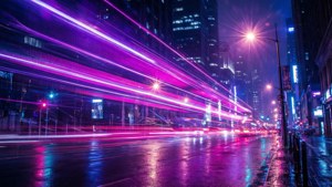 霓虹光軌在雨夜橫跨城市街道，反射在濕漉漉的瀝青路面上。