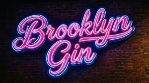夜晚在磚牆上發光的 Brooklyn Gin 霓虹燈招牌。