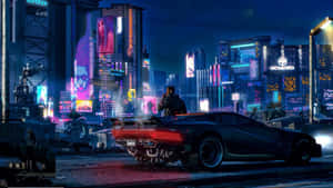 夜晚霓虹燈照亮的未來城市中，一個人站在紅色跑車上。
