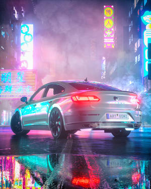 銀色轎車在夜晚霓虹燈照亮、下雨的城市街道上行駛。 — 酷車 壁紙
