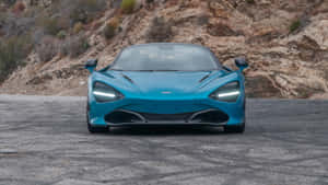 青綠色McLaren 720S跑車在岩石峭壁的山路上。 — 4K 法拉利 壁紙