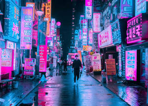 一個人在夜晚走過霓虹燈照亮的韓國街道，潮濕路面有倒影。