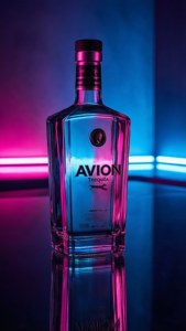 Avion龍舌蘭酒瓶在反射表面上被粉紅色和藍色霓虹燈照亮。