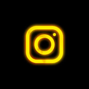 黑色背景上發光的黃色Instagram應用程式圖示