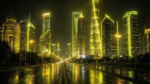 雨夜城市景觀，發光的摩天大樓在濕漉漉的路面上反射