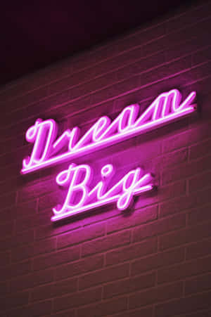 夜間磚牆上寫著Dream Big的粉紅色霓虹燈牌。 — 霓虹美學 壁紙