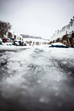 雪地住宅區的結冰行人路。 — 小米Pad 壁紙