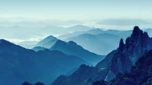 寧靜的山脈，帶有霧氣層疊和岩石山峰。