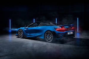 藍色McLaren 765LT跑車在黑暗車庫中，帶有霓虹燈和煙霧。