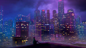人坐在屋頂上，在暮色中眺望發光的未來城市。 — 夜晚 GIF 壁紙