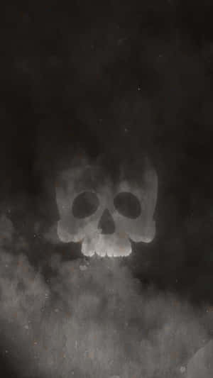 在黑暗的氛圍中，一個半透明的頭骨從煙霧雲中升起。 — 黑暗森林 壁紙