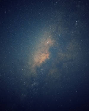 深夜空中有發光塵埃和星星的銀河系
