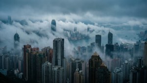 霧氣籠罩的神秘香港天際線，建築物從薄霧中逐漸顯現，充滿電影感的氛圍。