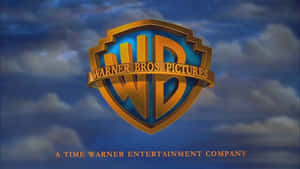 Warner Bros Pictures 標誌襯托多雲嘅天空，下面有文字。