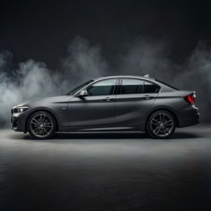 啞光灰色BMW轎車在煙霧繚繞的攝影棚中，燈光效果戲劇化。