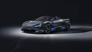 光滑的灰色McLaren 720S Spider，在黑暗的攝影棚環境中帶有藍色亮點。