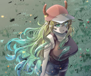 動漫女孩，藍綠色頭髮和角，站在草地上，有螢火蟲。 — 露科亞 壁紙