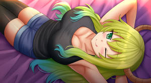 擁有綠色和藍色頭髮的動漫女孩躺在紫色床上微笑。 — 露科亞 壁紙