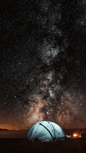 一個藍色帳篷在星空下，有銀河和營火 — 星空夜 壁紙
