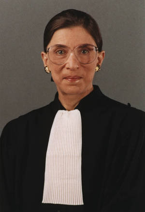 身穿司法長袍和戴眼鏡的 Ruth Bader Ginsburg — OnePlus Pad 壁紙