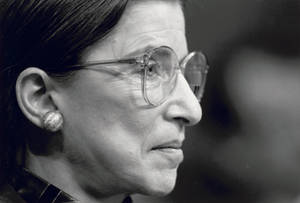 Ruth Bader Ginsburg 的側面黑白特寫肖像。 — 灰色 GIF 壁紙