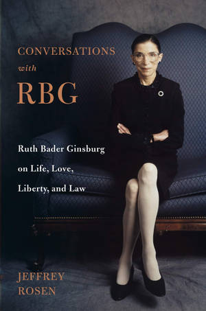 Ruth Bader Ginsburg 坐在深色沙發上，帶有書籍封面文字。 — 貝比·魯斯 壁紙